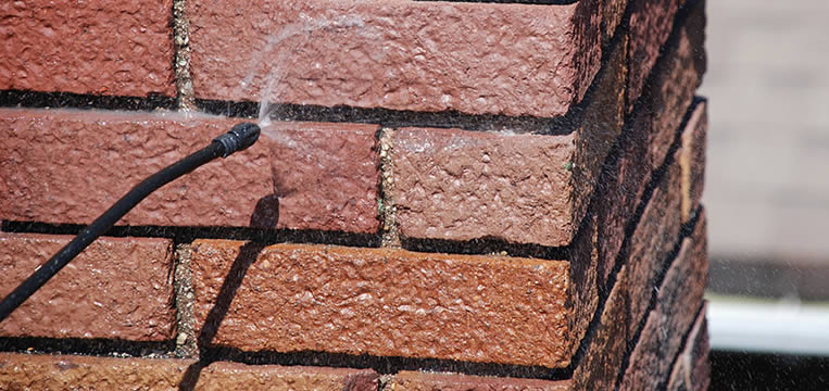Application produit hydrofuge haut de gamme sur mur en briques