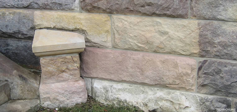 Mur en pierres naturelles traité avec un produit nettoyant professionnel 